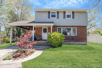 7 Hedge Ln, Centereach, NY 11720
