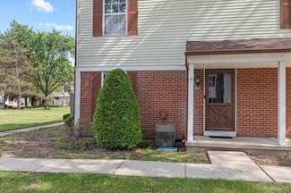 24672 N Meadow Dr, Harrison Township, MI 48045