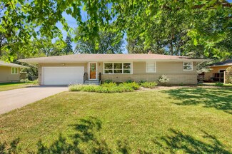 2713 Woodbridge St, Saint Paul, MN 55113