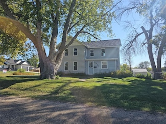 920 E Washington St, Center Point, IA 52213