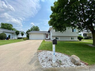 704 S Lawrence Way, Pontiac, IL 61764