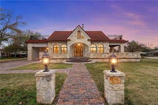 511 E Farrar St, Groesbeck, TX 76642