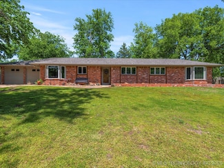 2318 Dorchester Dr, Bartlesville, OK 74006