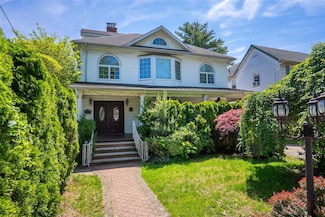 3225 155th St, Flushing, NY 11354