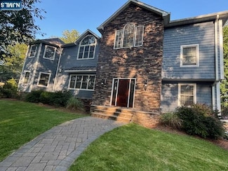 87 Skytop Dr, Mahwah, NJ 07430