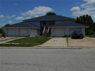 401 Sky Vue Dr, Raymore, MO 64083