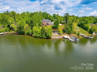 181 Edgewater Rd, Hickory, NC 28601