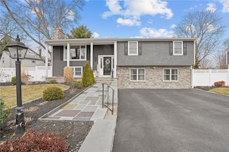 136 Honeysuckle Rd, Warwick, RI 02888