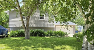 703 7th St NW, Jamestown, ND 58401