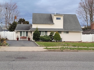 93 Cherry Ln, Hicksville, NY 11801
