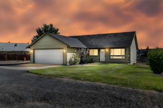 639 SE 10th St, Madras, OR 97741