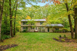 12 Acorn Ln, Cumberland Center, ME 04021