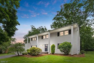 17 Friar Rd, Morris Plains, NJ 07950