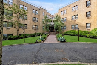 5 Schenck Ave Unit 1R, Great Neck, NY 11021