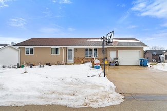 206 Harrison St NW, Cascade, IA 52033