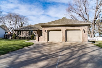 1615 Garfield Dr, Holdrege, NE 68949