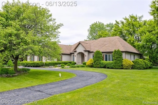 374 Oakbridge Dr, Rochester, MI 48306