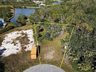 132 Hunter Rd, Rotonda West, FL 33947