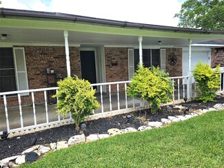 610 S Gray Ave, West Columbia, TX 77486