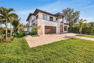788 7th Ave N, Naples, FL 34102