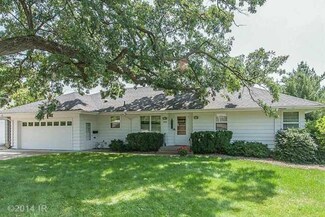 3926 River Oaks Dr, Des Moines, IA 50312
