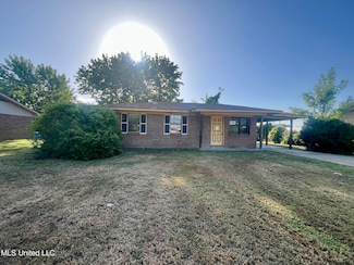 1717 W Juanita Cir, Cleveland, MS 38732