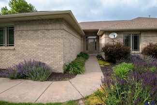 9160 Pioneer Ct, Lincoln, NE 68520