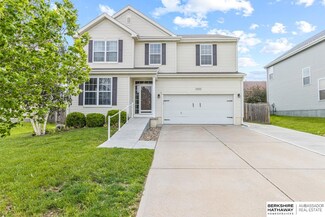 2403 Crystal Dr, Papillion, NE 68046