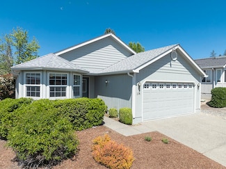 208 Independence Dr, Grants Pass, OR 97527