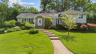 25 Belmont Dr W, Roslyn Heights, NY 11577