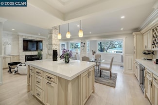 1400 Ptarmigan Dr Unit 4, Walnut Creek, CA 94595