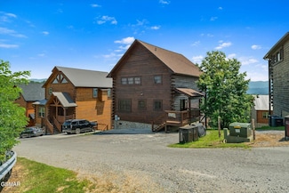 2022 Starr Crest Dr, Sevierville, TN 37876