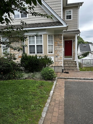 62 Kirkwood Rd Unit B, Port Washington, NY 11050