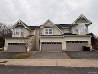 4 Avoncroft Ln, Middletown, NY 10940