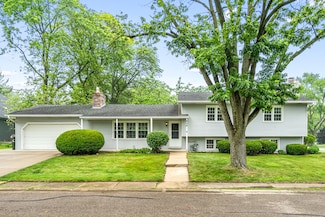 826 Iris Ln, Naperville, IL 60540