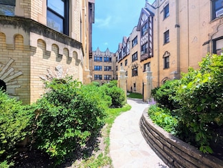 5655 N Spaulding Ave Unit 2W, Chicago, IL 60659