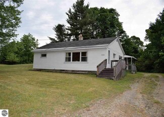 6541 Lake St, Lake Ann, MI 49650