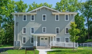 55 Gingerbread Castle Rd, Hamburg, NJ 07419