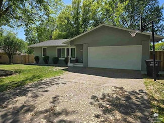 2227 4th St, Clay Center, KS 67432