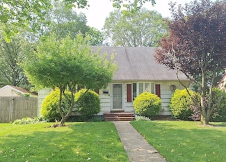 11 Parkwood Rd, Westbury, NY 11590