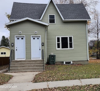 823 Oak St, Grand Forks, ND 58201
