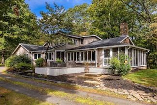 154 Wilburs Ln, Guilford, CT 06437