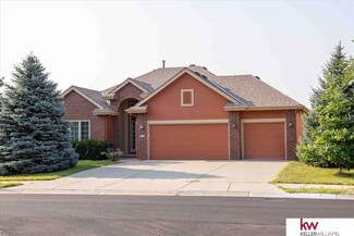 313 Pheasant Run Ln, Papillion, NE 68046