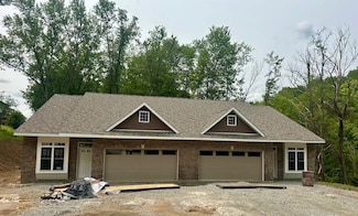 4055 Briarwood Dr, Jeannette, PA 15644