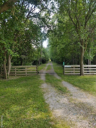 8996 Main St, Whitmore Lake, MI 48189