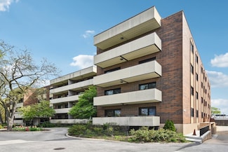 9244 Gross Point Rd Unit B402, Skokie, IL 60077