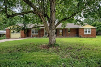 8721 E 74th St, Raytown, MO 64133