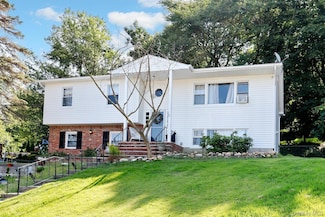 14 Rock Dr, Valley Cottage, NY 10989