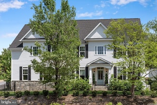 4950 34th St N, Arlington, VA 22207