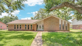55 Flag Ct, Lake Jackson, TX 77566